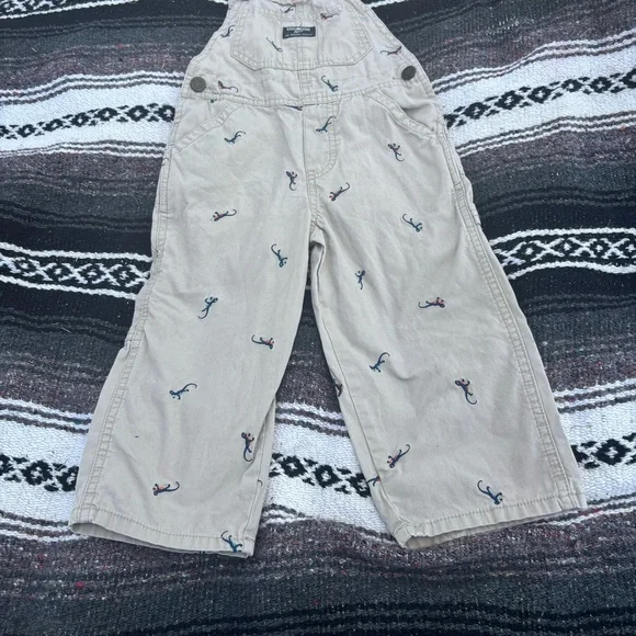OSH KOSH BGOSH KHAKI EMBROIDERED LIZARD OVERALLS SIZE 2T ADORABLE - Picture 5 of 8
